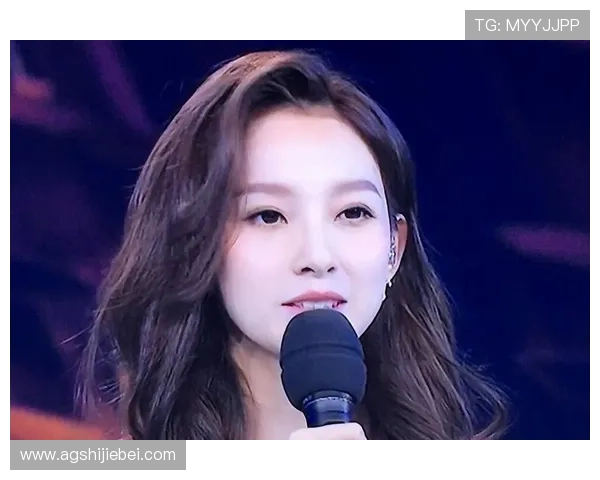 世界杯美女主持如何平衡专业与魅力，成为赛场最亮丽的风景线